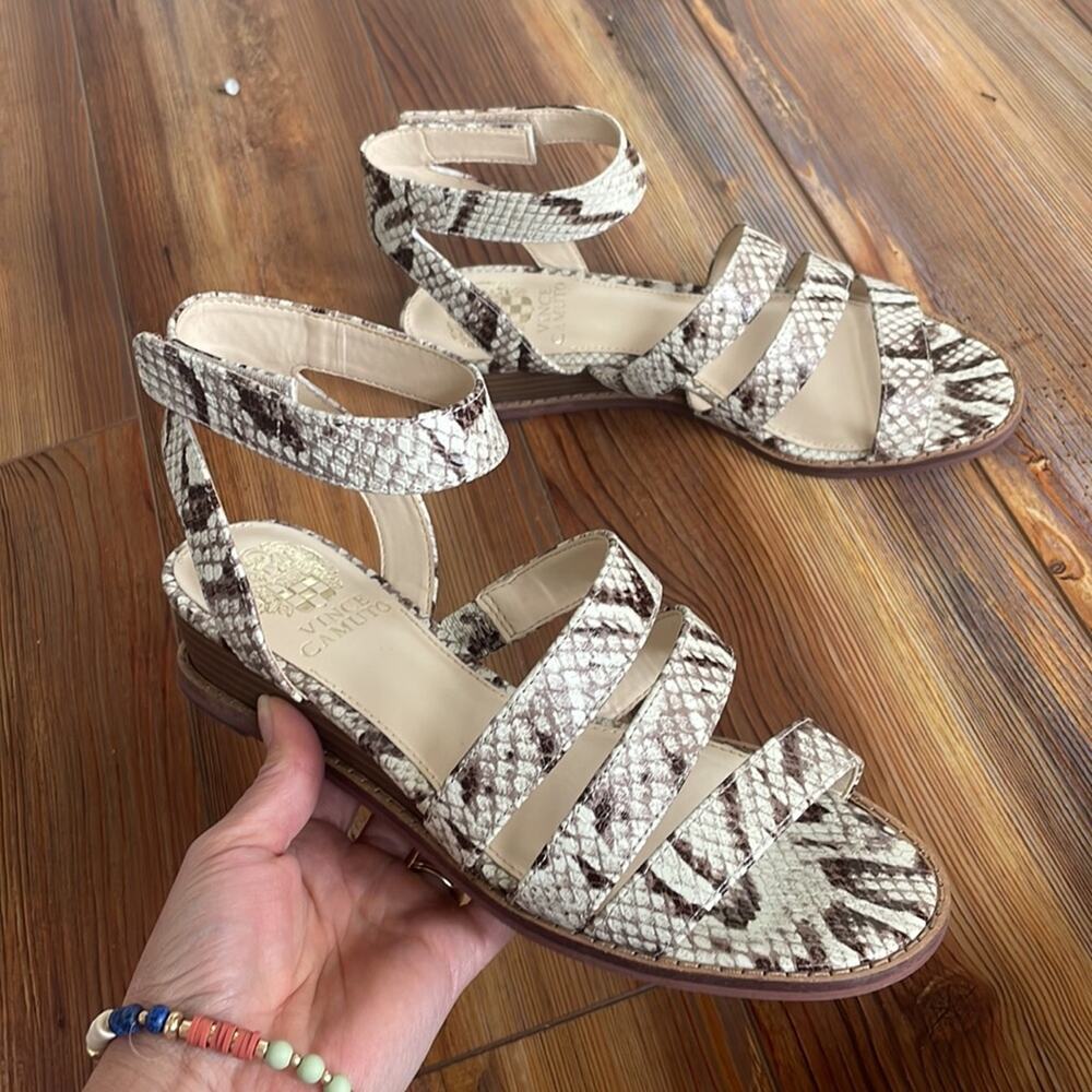 NIB Vince Camuto RESENSA Strappy Sandal Oatmeal Snake Print Exotic Size 6W